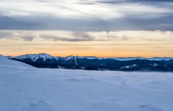 Zimní krajina po západu slunce — Stock fotografie
