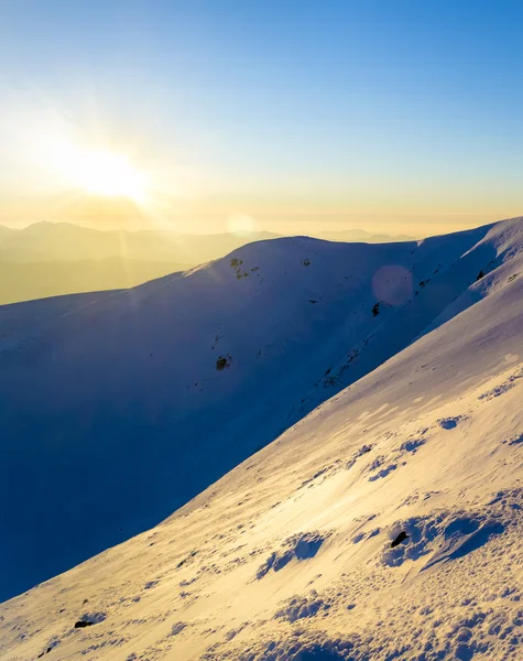 Açık mavi gökyüzü akşam güneşi