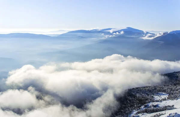 Bolyhos felhők a völgyben — Stock Fotó