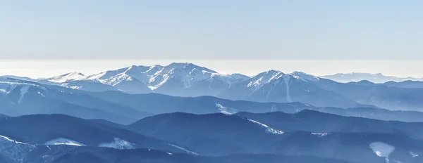 Picos azules de montaña — Foto de Stock