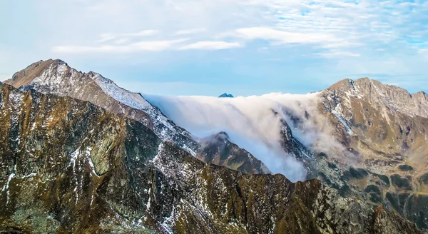 Nevoeiro rastejando sobre cume de montanha rochosa — Fotografia de Stock