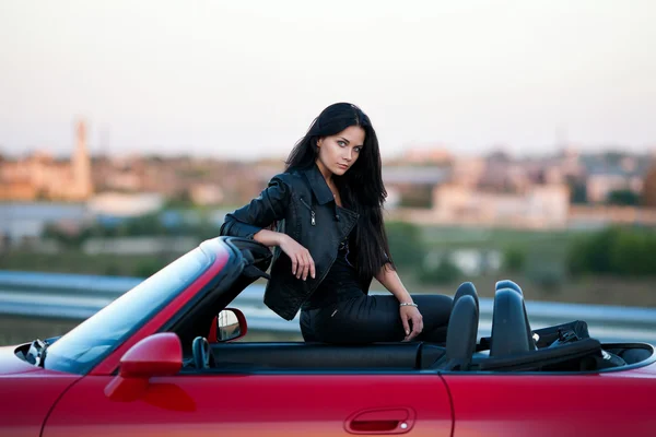 Belleza atractiva mujer sexy retrato con coche — Foto de Stock