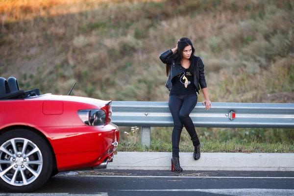 Meisje in de buurt van rode auto — Stockfoto