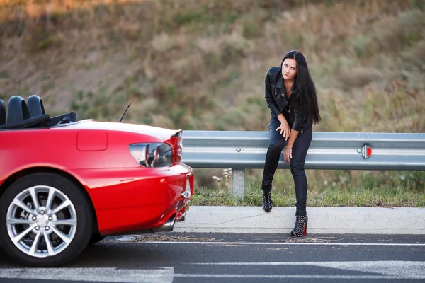 Chica cerca de coche rojo — Foto de Stock