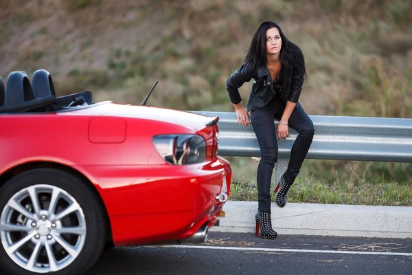 Flicka nära röd bil — Stockfoto