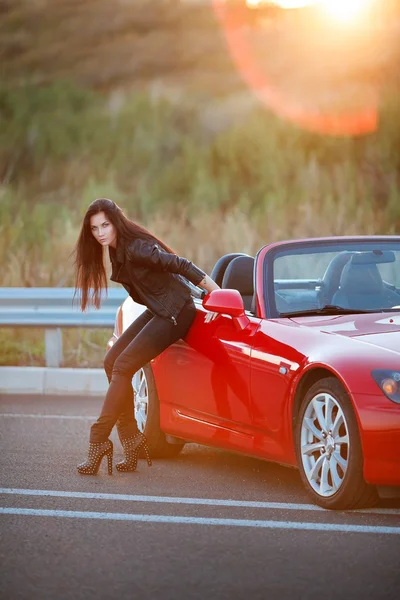 Chica cerca de coche rojo — Foto de Stock