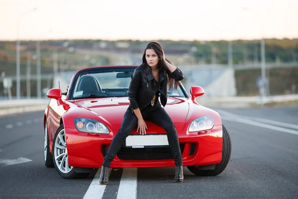 Meisje in de buurt van rode auto — Stockfoto