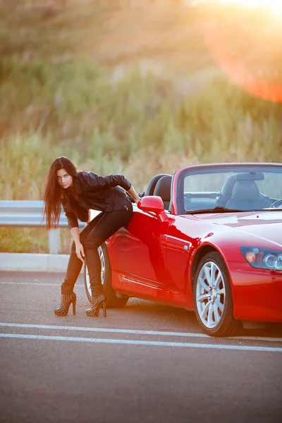 Menina perto de carro vermelho — Fotografia de Stock