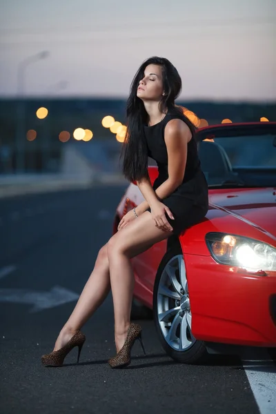 Belleza atractiva mujer sexy retrato con coche —  Fotos de Stock