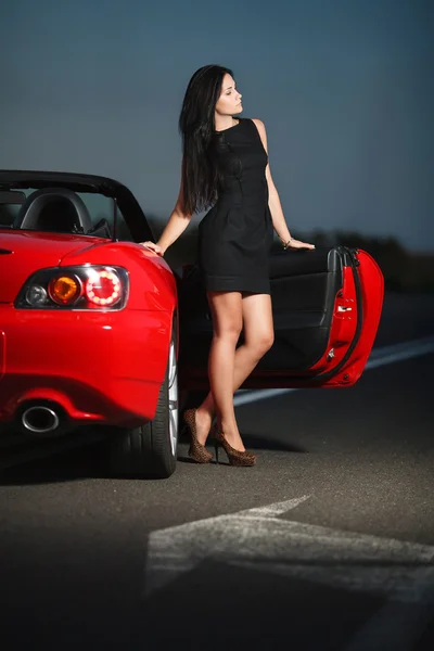 Attraktiv skönhet sexig kvinna stående med bilen — Stockfoto