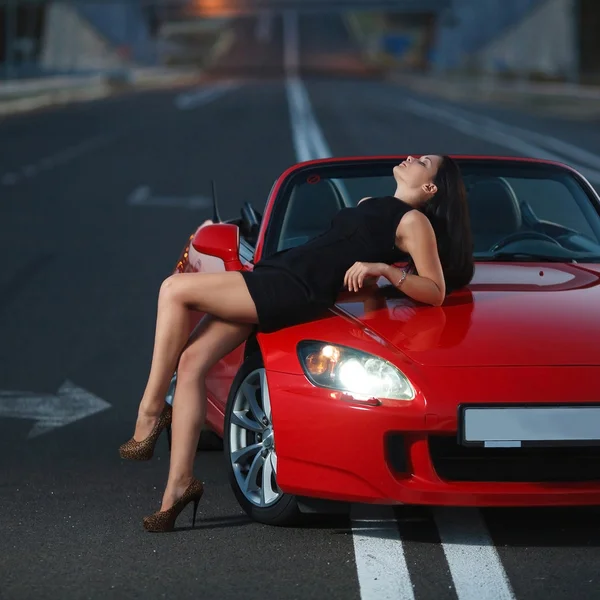 Aantrekkelijke schoonheid sexy vrouw portret met auto Rechtenvrije Stockafbeeldingen