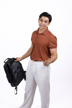 Erkek öğrenci ya da gezgin stüdyoda beyaz arka planda poz veriyor..