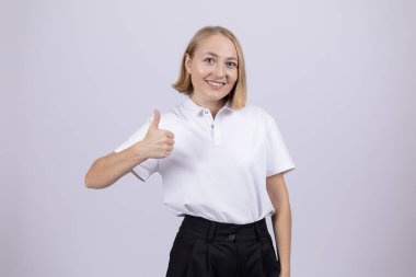 Genç bir bayan model onaylıyor ve stüdyoda gibi..