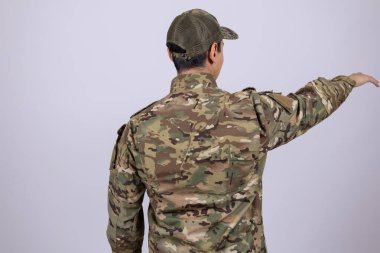 Beyaz arkaplanda kopyalama alanına doğru hareket eden profesyonel servis elemanı.