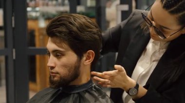 Erkek bir müşterinin profesyonel saç bakımı ve kurutma işlemi.