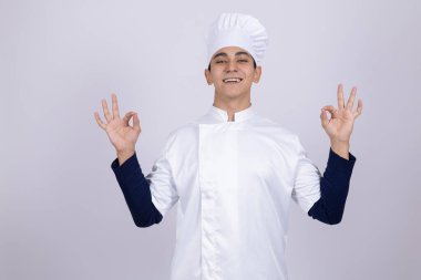 Profesyonel bir aşçı el hareketiyle onaylıyor..