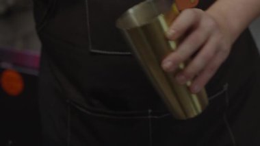 Barmen ellerinin bir konuğa kokteyl hazırladığı yakın plan..