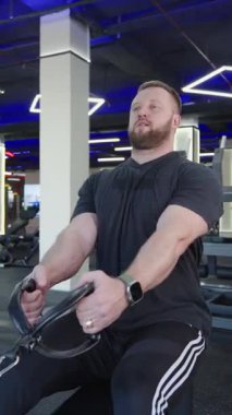 Güçlü adam ağırlık kaldırıyor ve eğitimine odaklanıyor..