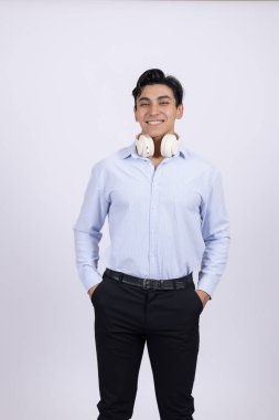 Resmi tişörtlü erkek, yön veya ürün gösteriyor.