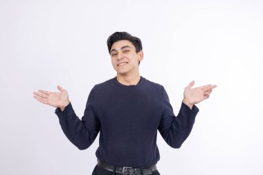 Erkek model beyaz arka planda kararsız ya da karışık bir hareket yapıyor.