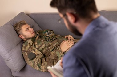 Askeri adam tıpta psikolojik yardım alıyor..