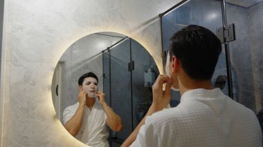 Erkek kişi apartmanda sabah hijyen rutini uyguluyor..