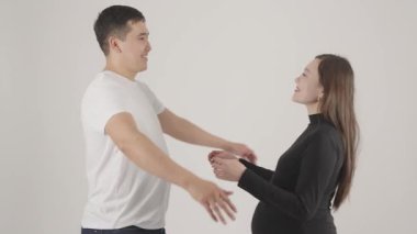 Genç çift stüdyoda birbirine sevgi ve güvenle bakıyor..