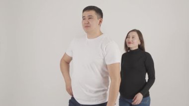 Genç çift stüdyoda birlikte kameraya bakıyor..