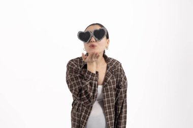 Beyaz arka planda duygusal poz veren oyuncu kadın model..