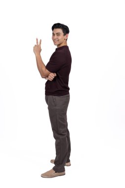 Beyaz arka planda yan poz veren kendine güvenen adam..