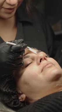 Güzellik kliniğinde cilt yenilenmesi için modern kozmetik prosedürü.