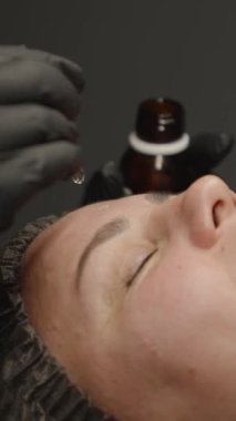 Güzellik kliniğinde kozmetik muayenesi sırasında kadın yüzüne yakın çekim.