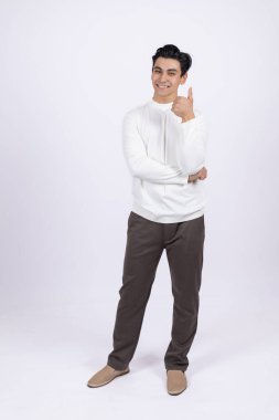 Düşünceli erkek model karar veriyor ya da stüdyoda bir fikri var..