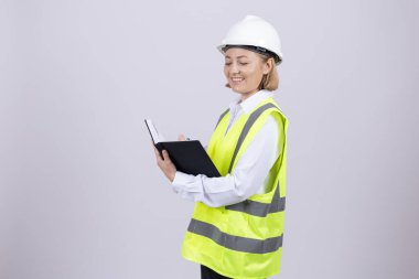 İnşaat alanındaki planları inceleyen profesyonel bir işçi..