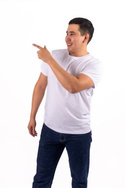 Kendine güvenen bir adam stüdyodaki bir teklife doğru hareket ediyor..