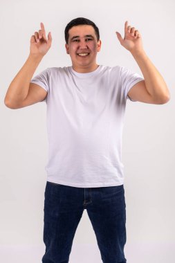 Hevesli bir adam beyaz stüdyoda bir fikri ön plana çıkarıyor..