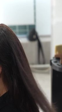 Profesyonel berber, yerel bir berber dükkanında saç fırçasıyla müşterinin boynundaki kılları alıyor..