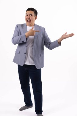 Ceketli, gülümseyen bir adam iki eli yanda hareket eder..