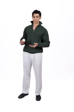 Beyaz arka planda poz veren şık genç bir erkek..