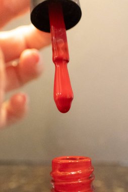 Sanat sürecini veya parlak renkli makyaj uygulamasını kapat.