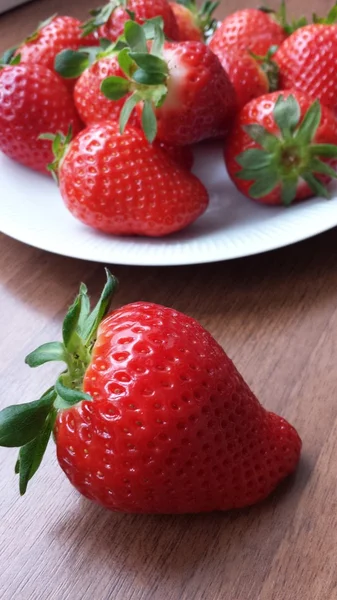Erdbeeren auf einem weißen Teller — Stockfoto