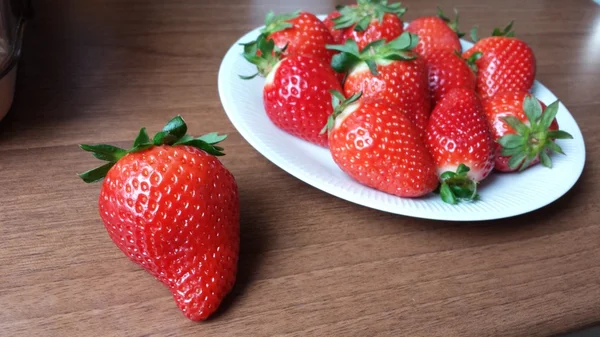 Fresas en un plato blanco — Foto de Stock