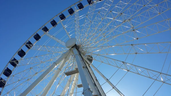 Grande roue en blanc et bleu — Photo