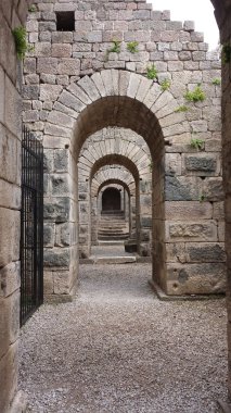 Taş kemerli koridor