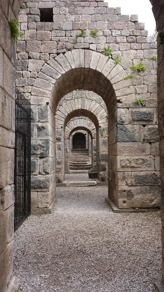 Taş kemerli koridor