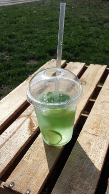 Mohito, mojito ahşap bir masa üzerinde