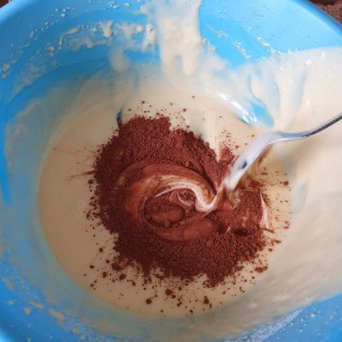 Pastayı hazırlıyorum. Parlak kekle kakaoyu karıştırıyorum..