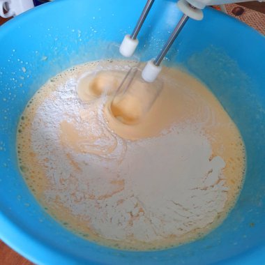 Pastayı hazırlıyorum. Unu hamurla karıştırmak.