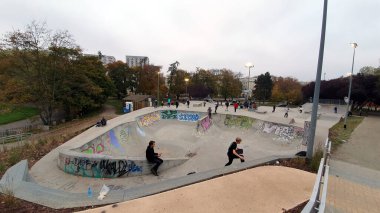 Gdynia, Polonya - 1 Kasım 2020: Bisikletli ve scooterlı bir grup genç.