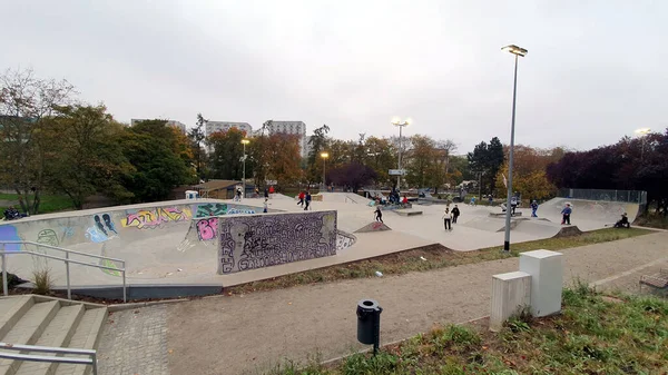 Gdingen Polen November 2020 Teenagergruppe Mit Fahrrädern Und Tretrollern Skatepark — Stockfoto